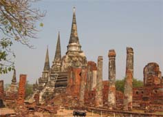 Three towering Ayutthayan-style chedis